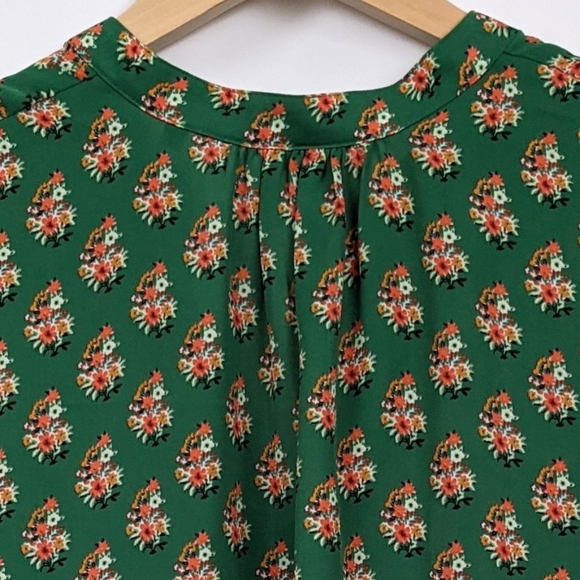 CAbi Stevie Floral Blouse #3252 Short Sleeve V-Neck High-Low Hem Green size M - Picture 5 of 13